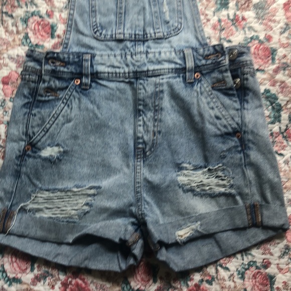 Hi, I'm selling this garment. I bought it a year ago. It's a size zero - Picture 5 of 6